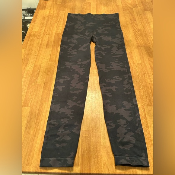 SPANX Camouflage Leggings - Picture 3 of 7